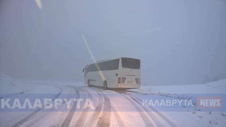 Εγκλωβισμένο στα χιόνια λεωφορείο του ΚΤΕΛ με μαθητές στα Καλάβρυτα